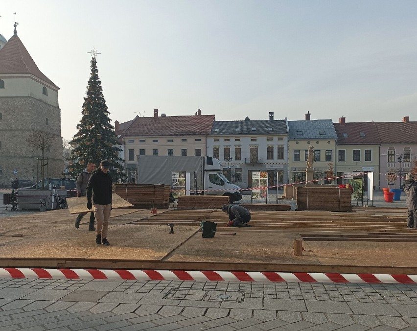 Trwa montaż miejskiego lodowiska na żywieckim Rynku