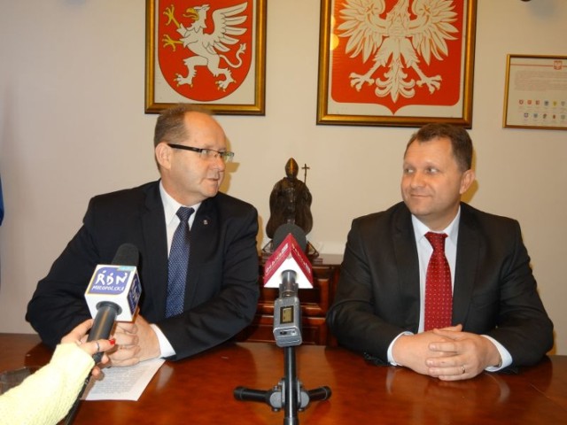 Pan Śliwa i ja mamy spójne cele, chcemy rozwoju Dębicy - mówi burmistrz Dębicy Mariusz Szewczyk (z lewej). Obok wiceburmistrz Dębicy Jarosław Śliwa.