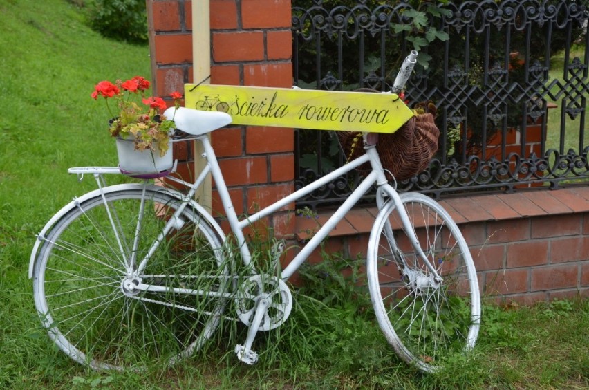 Kwiatowe rowery na uliczkach Mikoszewa. Pomysł na stary rower. 