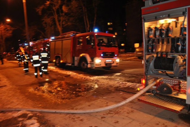 Zaprószenie ognia mogło stać się przyczyną pożaru dawnej "Cisowianki" na ulicy  Chylońskiej w Gdyni. 4 zastępy straży pożarnej zapobiegawczo kontrolowało teren budynku. W środku nikogo nie znaleziono.
