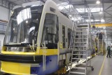 Specjaliści z MPK Łódź pracują przy produkcji tramwajów w zakładach Pesy