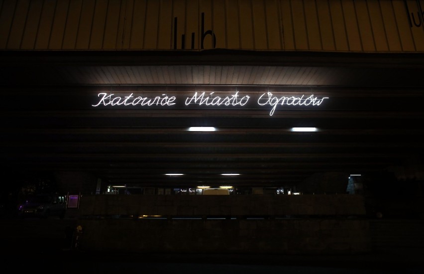 Neon Katowice Miasto Ogrodów na fasadzie gmachu przy placu...