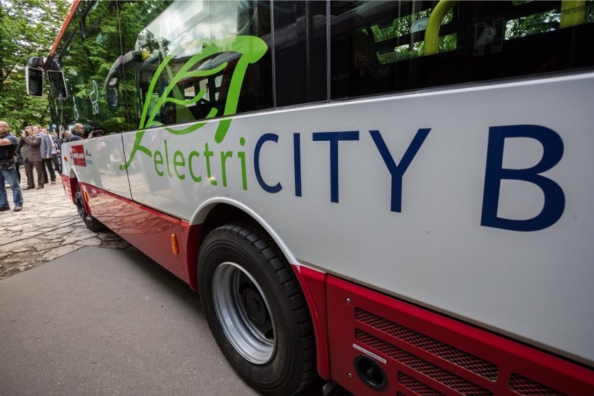 Po ulicach Krakowa jeździ już prawie sto autobusów elektrycznych. Kursują na 15 regularnych trasach. Również tych nocnych