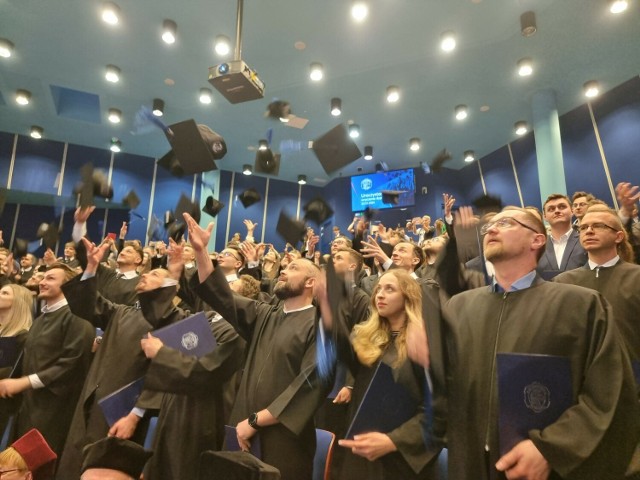 Podczas sobotniego (23.03) dyplomatorium, dyplomy inżynierskie odebrało ponad 70 absolwentów studiów pierwszego stopnia na Politechnice Opolskiej. 