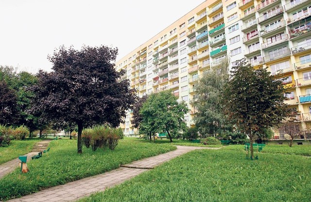 Jedna z kamer zamontowanych w SM im. Chrobrego będzie śledzić to, co dzieje się na placu przy ul. Ćwiklińskiej 10.