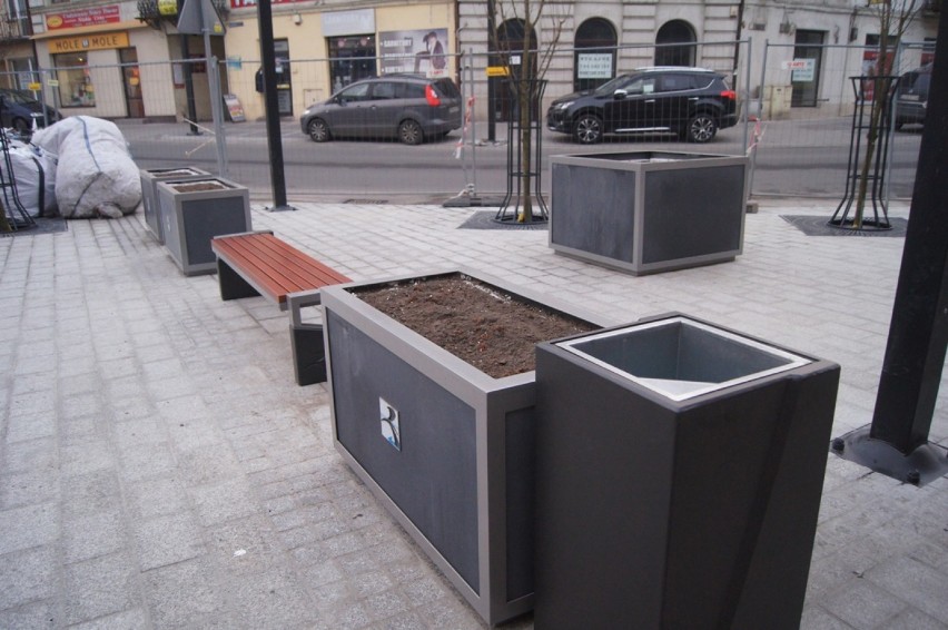 Ciąg dalszy prac na ulicy Reymonta w Radomsku. Są już ławki,...