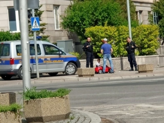 Strażnicy zatrzymali w Radomiu pijanego mężczyznę, który opiekował się dwuletnim dzieckiem.