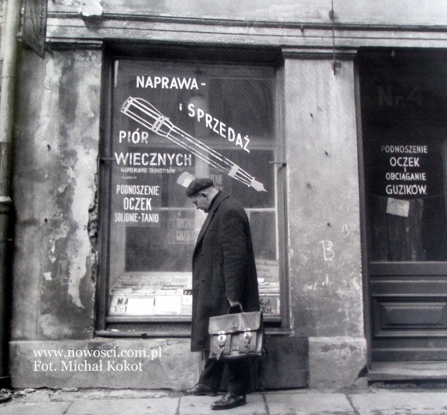 Piękne zdjęcie, typowe dla fotografa-poety czyli Michała Kokota. Gdzie zostało zrobione? Przy ul. Szewskiej. Pióro można tu było oddać do naprawy jeszcze w latach 90.