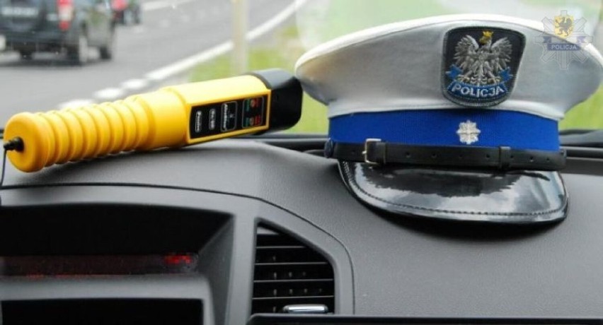 Policjanci ostrzegają kierowców i pieszych: bądźcie bezpieczni jesienią na drodze!