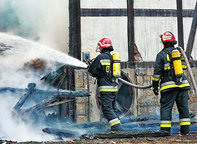 Ogień rozprzestrzeniał się szybko. Spłonęło 90 ton siana