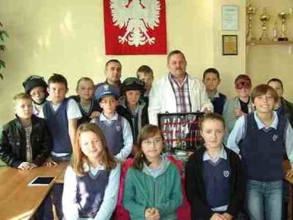 Uczniowie szkoły w Ciążeniu odwiedziły KPP w Słupcy