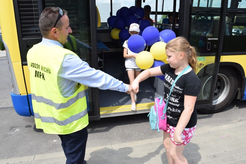 Tarnów. Dzieci z podstawówek pojadą autobusem bez biletu. Dla uczniów szkół średnich radni nie byli już tak łaskawi