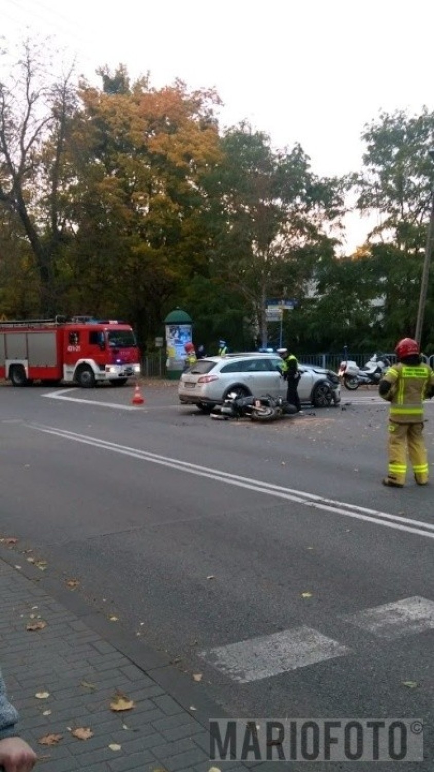 Wypadek w Kluczborku. Zderzenie samochodu z motocyklem. Ranna jest jedna osoba. Na miejscu lądował śmigłowiec LPR [ZDJĘCIA]