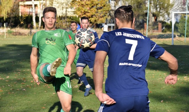 IV liga piłkarska w Małopolsce, grupa zachodnia: LKS Jawiszowice - KS Chełmek 1:1. Na zdjęciu: Krystian Bloch (Chełmek, przodem) w starciu z Dawidem Hałatem (LKS Jawiszowice).