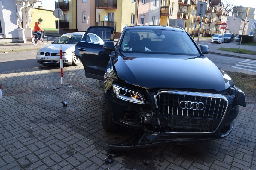 Groźny wypadek w centrum Szczecinka. Jest ranna [zdjęcia]