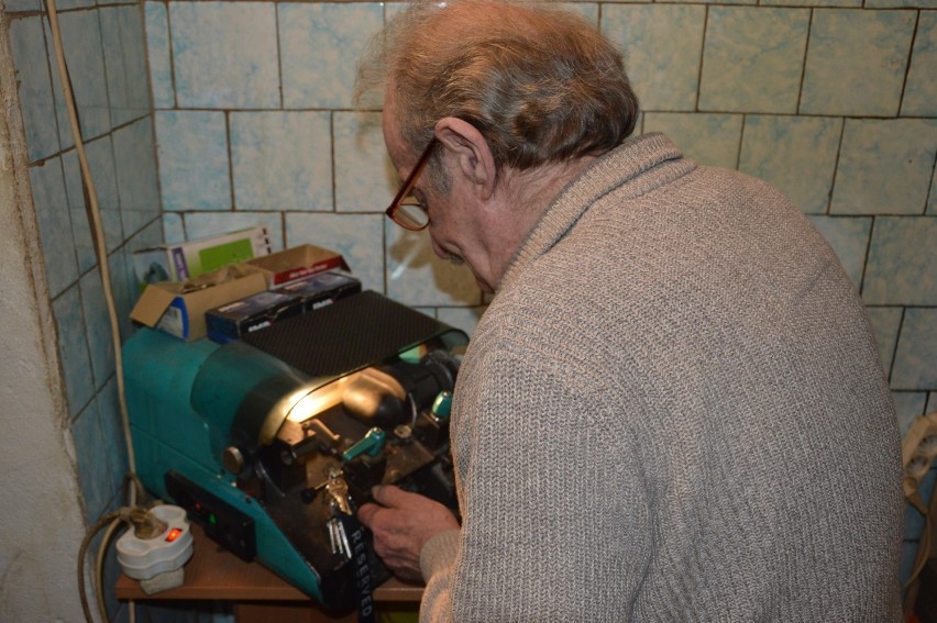 66-letni Sławomir Matysek (na zdjęciu) jest emerytem. Pomaga...