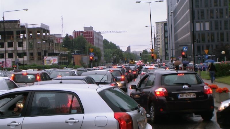 Zablokowane są również ulice dojazdowe do Wołoskiej