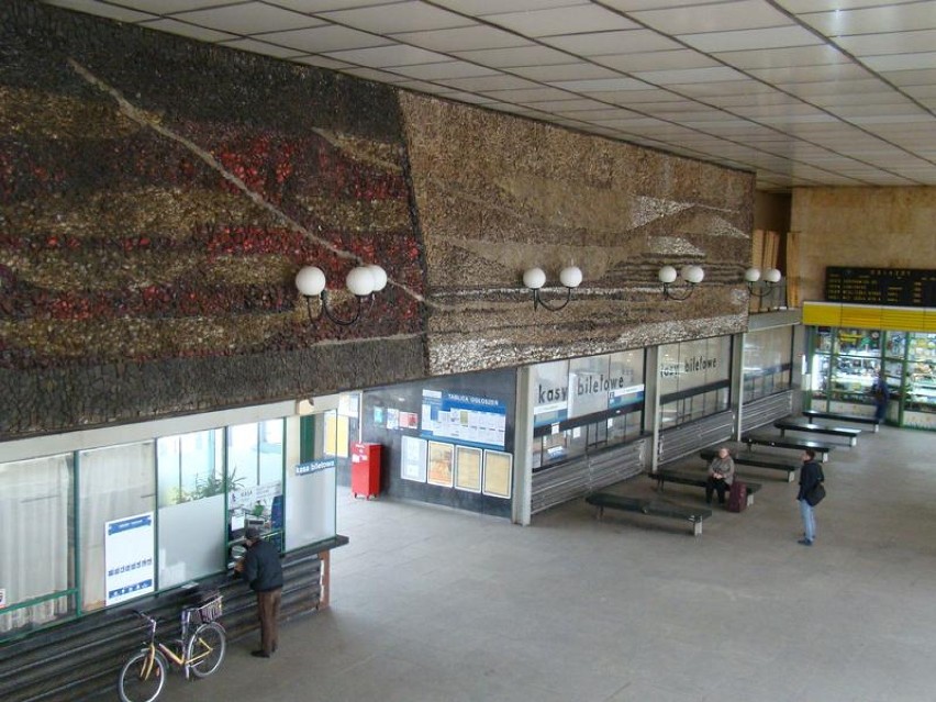 Dworzec PKP w Oświęcimiu straszy pasażerów