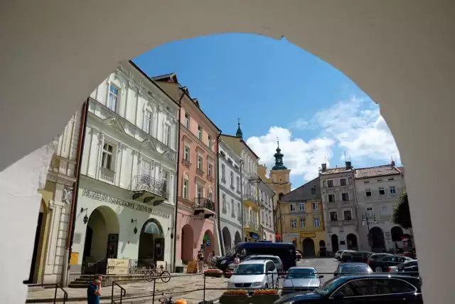 Układ urbanistyczny Starego Miasta w Przemyślu został ukształtowany na prawie magdeburskim w II poł. XIV w. Kamienice w Rynku z XVI i XVII-wiecznym rodowodem skupione są w trzech pierzejach z czterech niegdyś istniejących. W większości kamienic przebudowanych w XIX wieku zachowały się oryginalne podcienia. Uwagę zwraca również sam unikalny pochyły Rynek, na którym stał renesansowy ratusz rozebrany w 1812 roku przez zaborców.