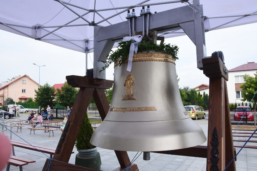 Dożynkowy wieniec w kształcie dzwonu zapowiedzią popołudniowych uroczystości w parafii św. Jadwigi w Gorlicach [ZDJĘCIA]