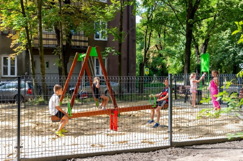 Plac zabaw pomiędzy ulicami Kossaka i Lenartowicza został oddany do użytku ZDJĘCIA 