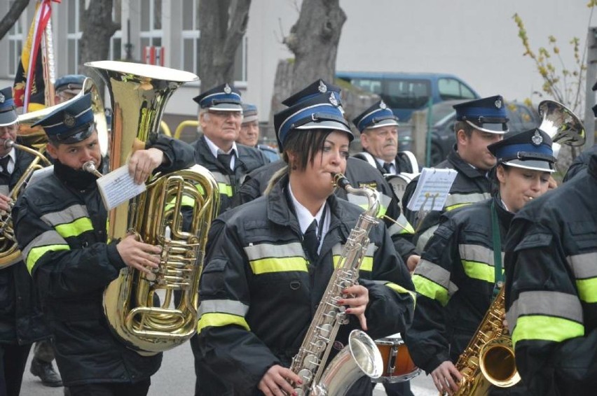 Tłum osób na Święcie Niepodległości 2019 w Kartuzach