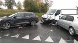 Wypadek w Śmieszkowie. Zderzyły się trzy pojazdy, czwarty ma zdarty lakier [ZOBACZ ZDJĘCIA]