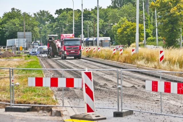 Wrocławskie Inwestycje poinformowały o rozpoczęciu prac związanych z przebudową węzła przy ul. Krakowskiej, gdzie swój początek będzie miała Aleja Wielkiej Wyspy. W poniedziałek (5 lipca) na miejsce przyjechała maszyna, zajmująca się frezowaniem jezdni na ul. Krakowskiej.