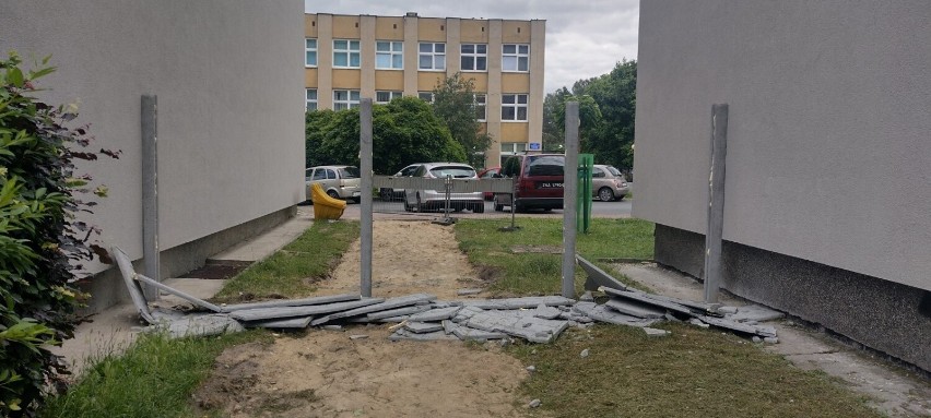 W czerwcu miedzy budynkami na os. Pomorskim stanął betonowy...
