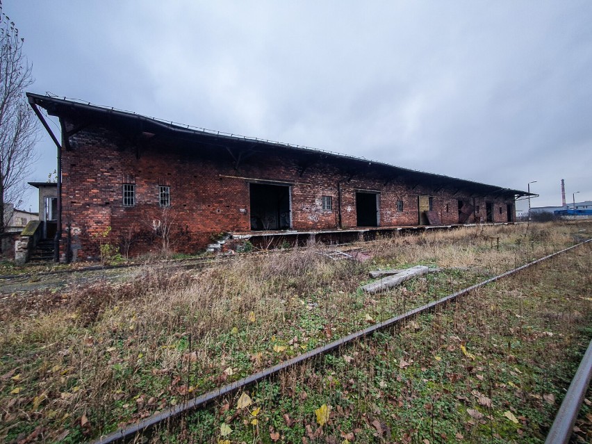 Eksploracja pustostanów PKP w Lesznie. Opuszczony budynek kolejowy na bocznicy