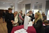 Wybory parlamentarne 2023. Frekwencja i sondażowe wyniki wyborów na Opolszczyźnie i w Polsce. W Opolu doszło do przestępstw wyborczych