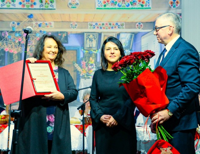 Anna Dymna z tytułem Honorowego Obywatela Gminy Zabierzów, wójt Elżbieta Burtan oraz przewodniczy Rady Gminy Henryk Krawczyk