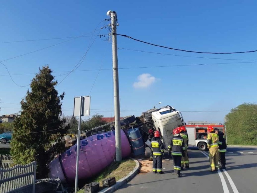 Na ulicy 3 Maja w Wieluniu wywróciła się ciężarówka. Kierowca został ranny [ZDJĘCIA]