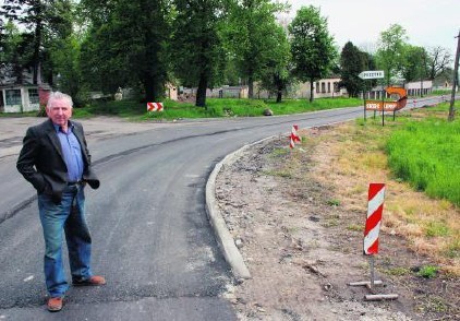 Edward Kasprzak dziwi się, że w projekcie budowy nowej drogi nie uwzględniono przepustów.