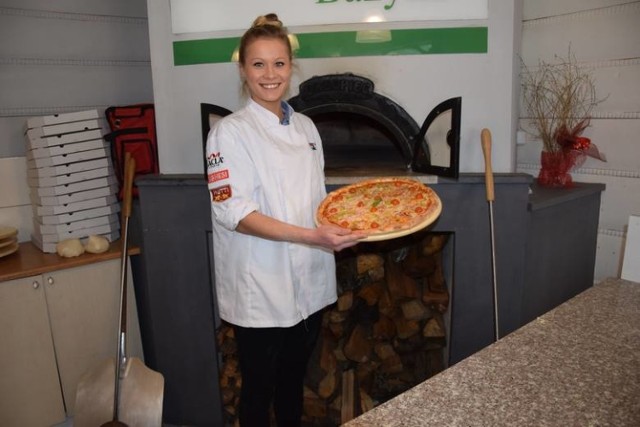 Ewelina Maleta serwuje pizzę w Bazylii, nowej restauracji i pizzerii w Radomiu. W lokalu króluje oczywiście pizza.