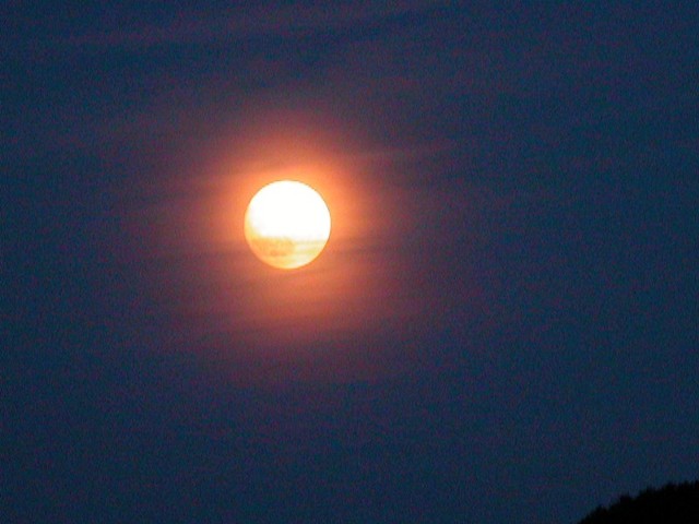 Źródło: http://commons.wikimedia.org/wiki/File:Moon.png