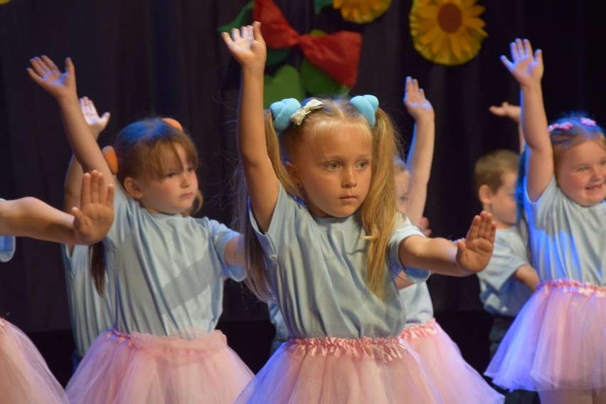 Dzień Mamy i Taty Przedszkola nr 1 w Sieradzu 2018. Maluchy zaprosiły rodziców na występy do teatru (zdjęcia)