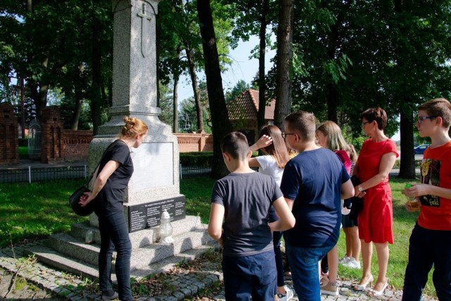 Młodzież podczas spaceru historycznego w Szczuce