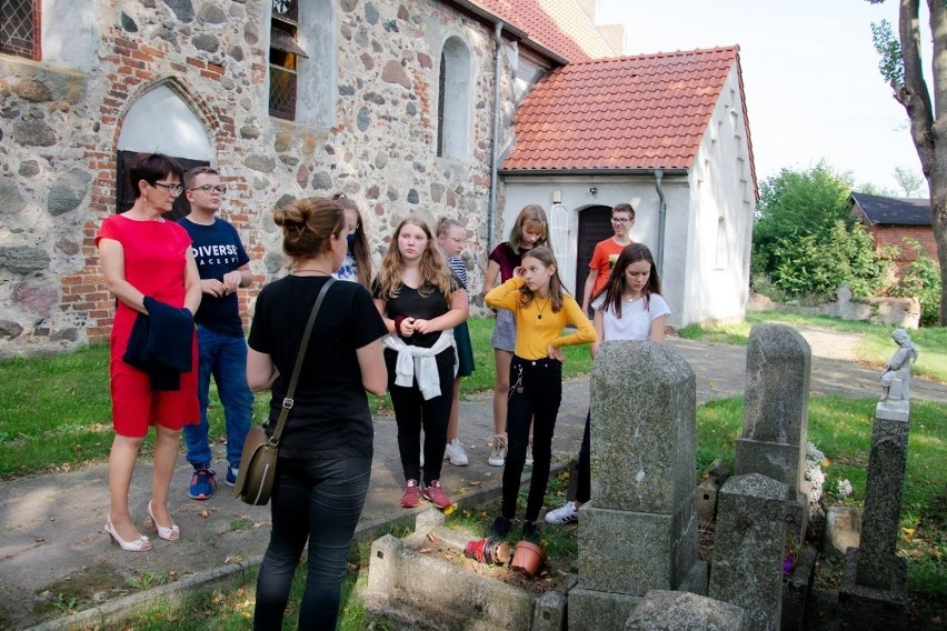 Młodzież podczas spaceru historycznego w Szczuce