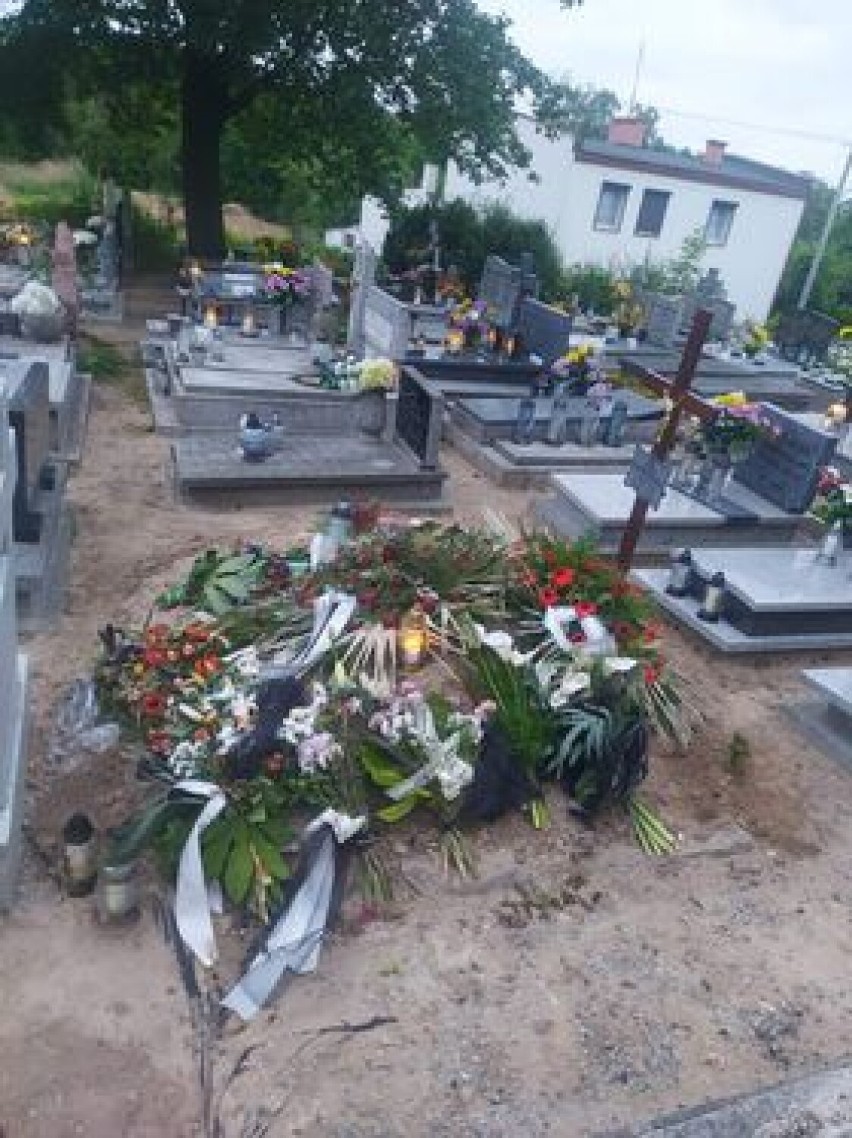 Cmentarz św. Krzyża. Rozebrano grób, a części rozstawiono w kilku miejscach. Zarządca twierdzi, że rodzina powinna mu za to podziękować