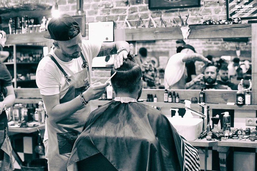 Mistrzowie fryzjerstwa przyjechali do Kalisza na pierwsze urodziny salonu Hovel Barber Shop ZDJĘCIA
