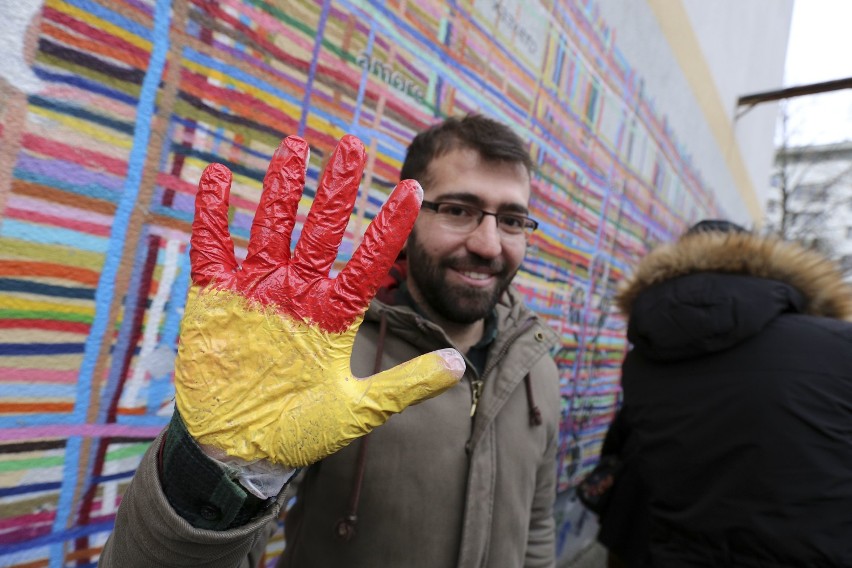 Zamiast swastyki menora. Tak naprawili zniszczony mural „Utkany wielokulturowością” w Białymstoku [ZDJĘCIA, VIDEO]     