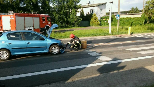 Wypadek na DK91 w Słowiku. Zderzenie dwóch samochodów przed przejściem dla pieszych