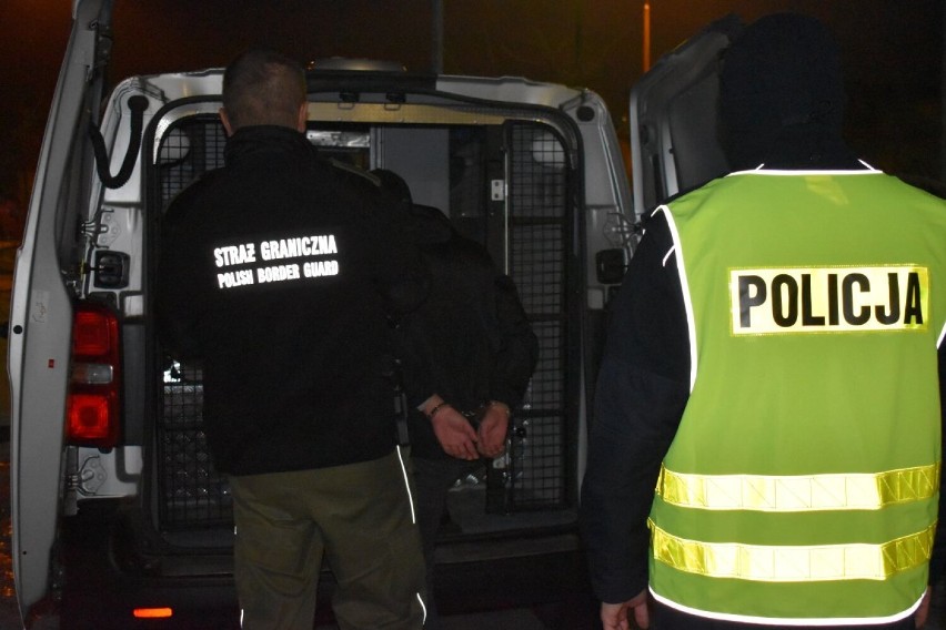 Policja w Kępnie. Zatrzymano dwóch mężczyzn, którzy transportowali migrantów. ZDJĘCIA