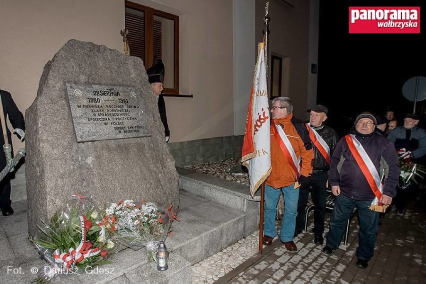 W Wałbrzychu 13 grudnia złożono kwiaty pod pomnikiem przy ul. Wysockiego