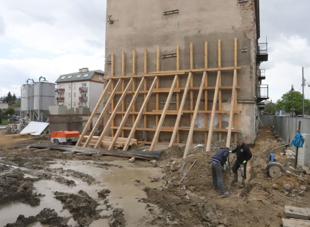 Kamienica przy ulicy Wałowej 21/21A będzie przebudowana od piwnic aż po dach. Trwa wzmacnianie fundamentów. Obok stanie nowy, czterokondygnacyjny budynek.