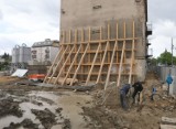 Przy ulicy Wałowej i Bóżnicznej w Radomiu będzie kompleks nowych budynków. Szykują teren pod parking podziemny i wzmacniają fundamenty 