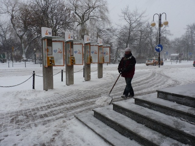 Do łask wróciły łopaty, radomszczanie usuwali nimi śnieg z chodników