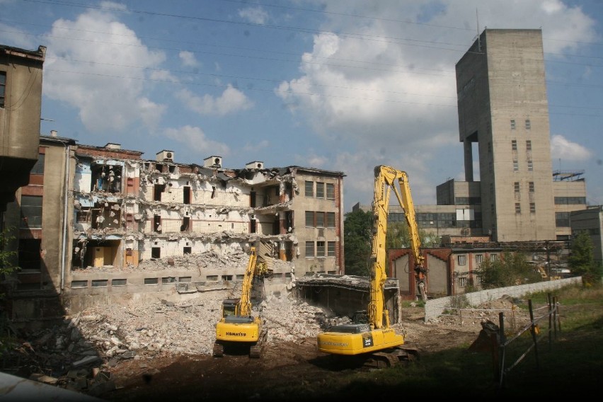 Trwa burzenie budynków KWK Anna