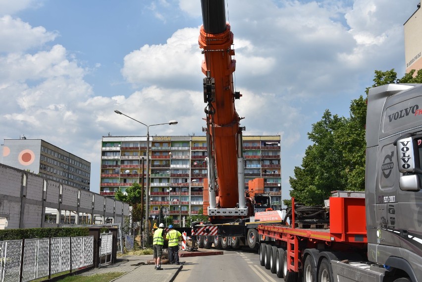 Operacja "schron w Rybniku": Dziś podnoszą i przesuwają schron przy Dabrówki obok budowanego Aldi
